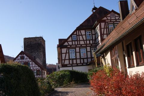 Liebevoll restaurierte Fachwerkbauten zieren Mönsheim in der Gegenwart. Im Hintergrund das Wahrzeichen der Gemeinde: Der Turm zu Mönsheim