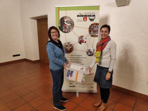 Frau Füllborn und Frau Noack bei der Vorstellung der Demenzkiste