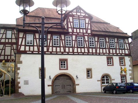 Alte Kelter, links der Erntedankbrunnen